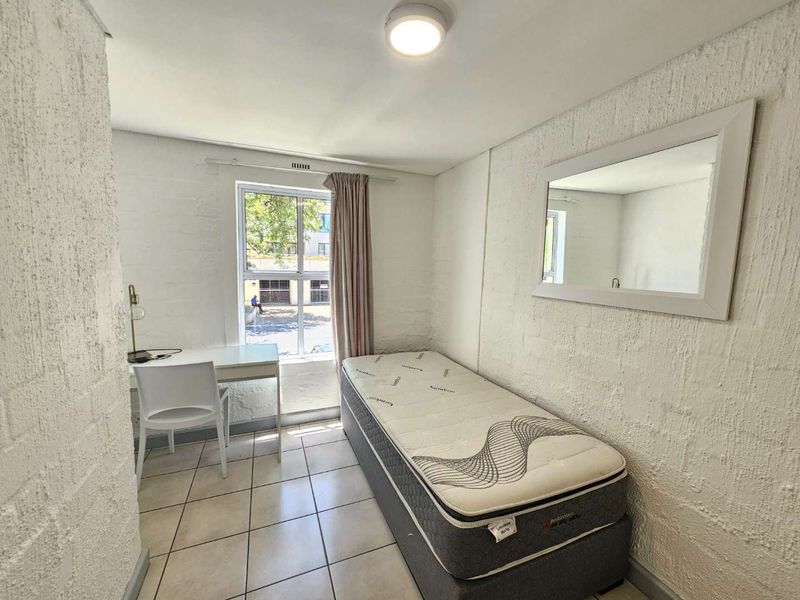 Beautifully renovated and furnished 2 Bed 1 Bath Apartment with open plan living area with kitchenette - Photo 7