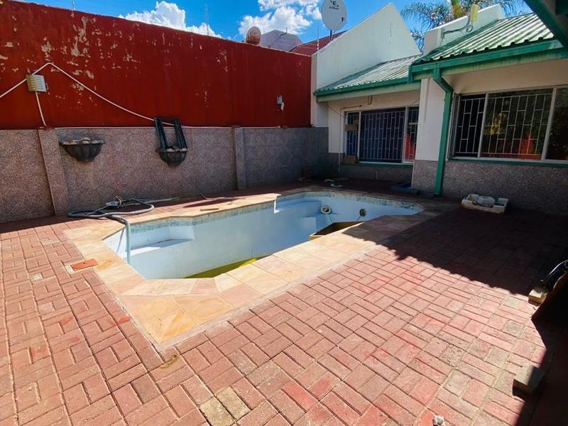 HOUSE FOR SALE IN HOCHLAND PARK - Photo 10