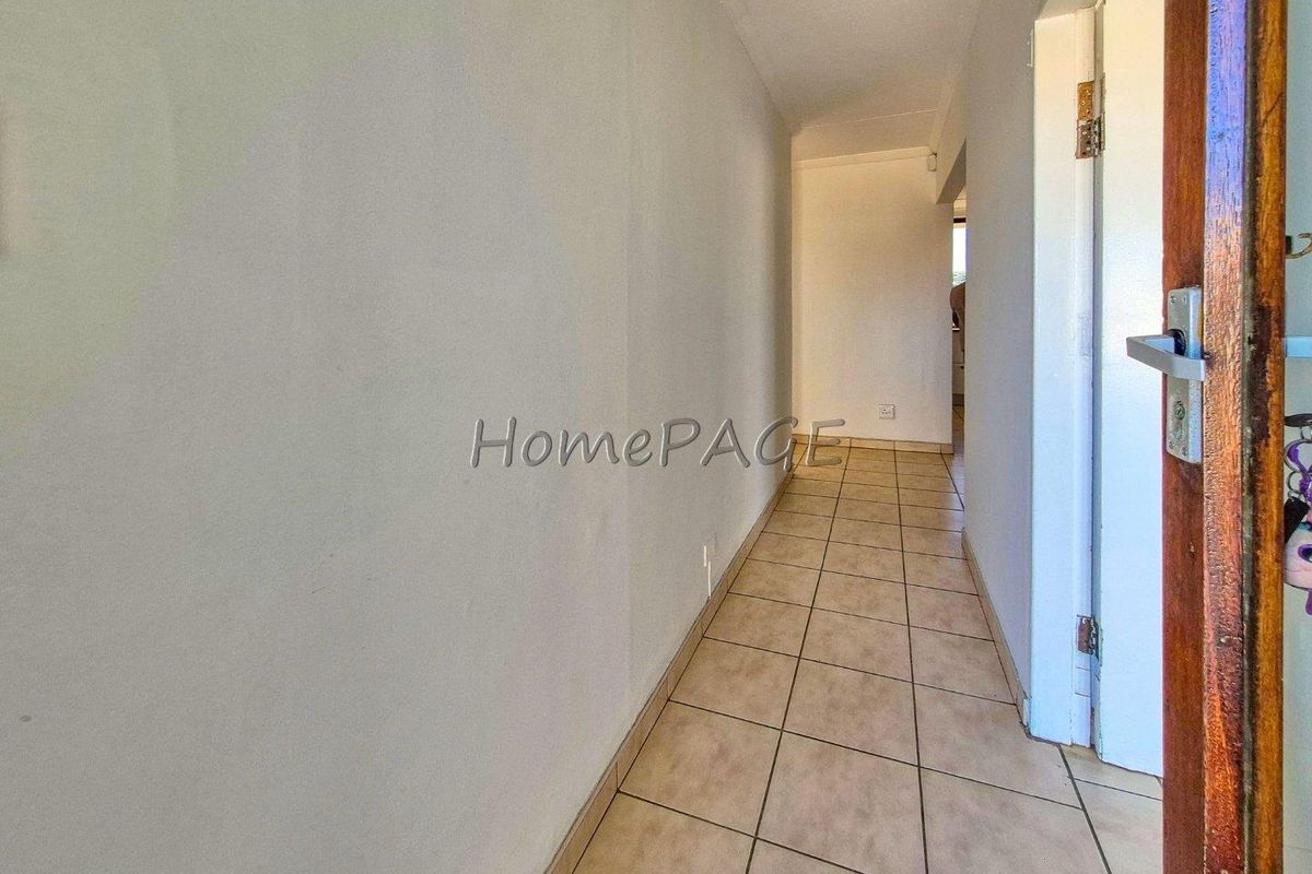 Meersig, Walvis Bay:  Attractive VERY NEAT 5 Bedr home with Flat is for Sale - Photo 5