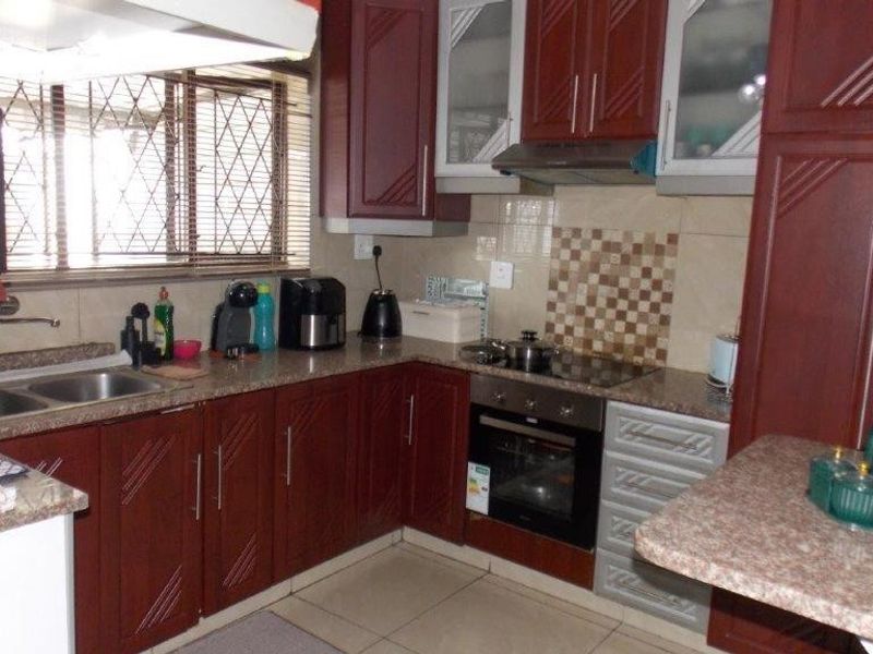 Cozy Family Home in Westcliff with Great Security Features - Photo 2