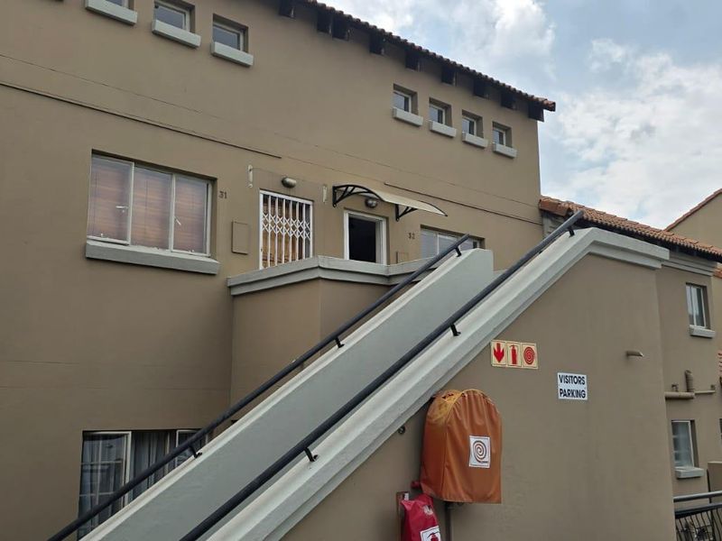 2 Bedroom Townhouse in Glen Marais - Photo 3