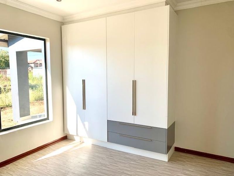 MODERN FAMILY HOUSE IN THABA NCHU - Photo 7