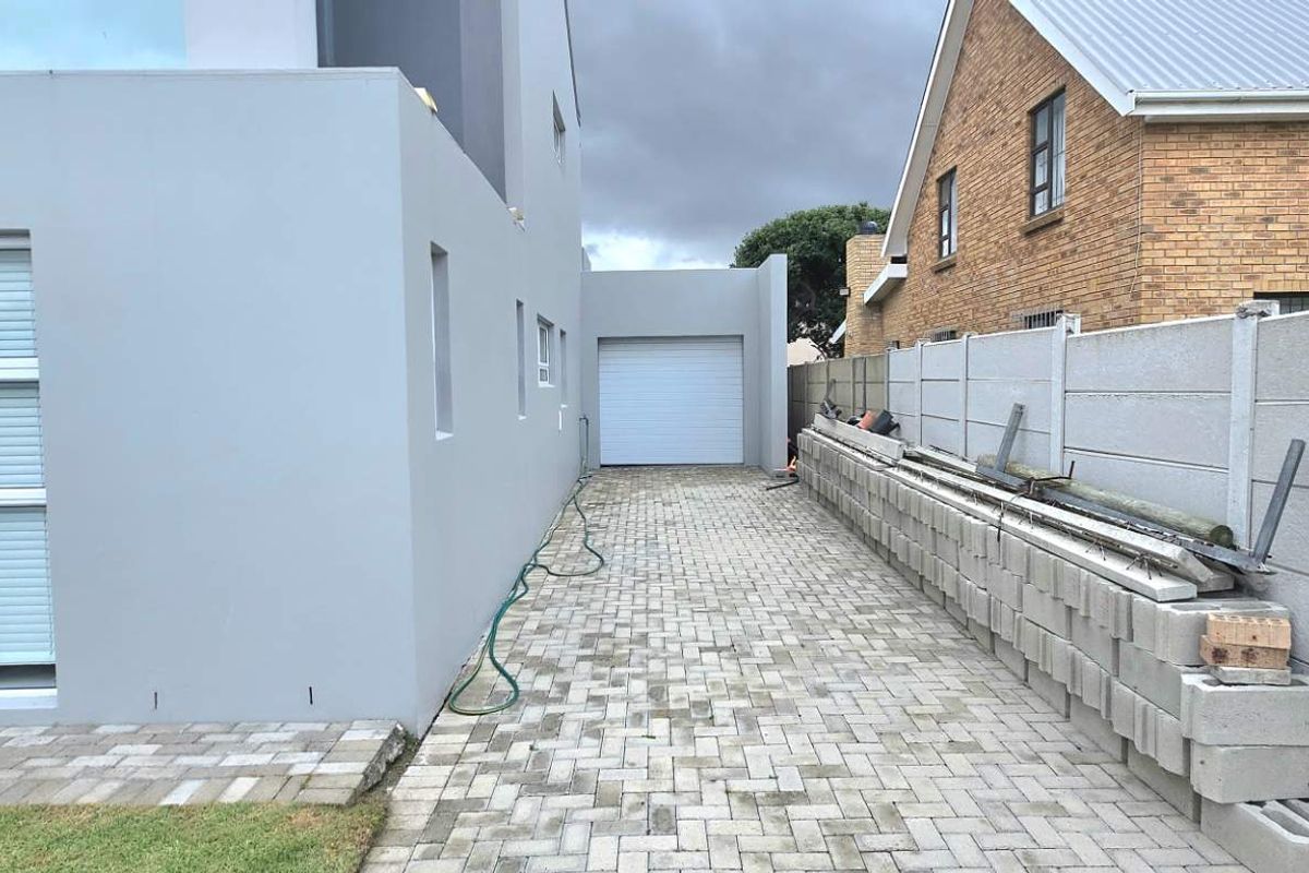 Spacious Coastal Home in Prime Franskraal Location! - Photo 5