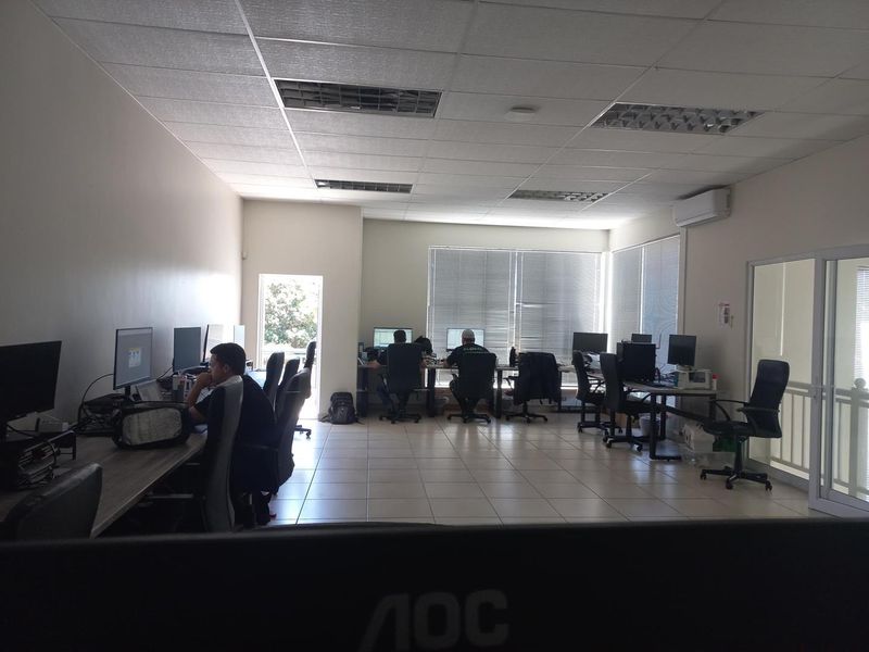 Free standing warehouse / operations premises, available immediately! - Photo 9