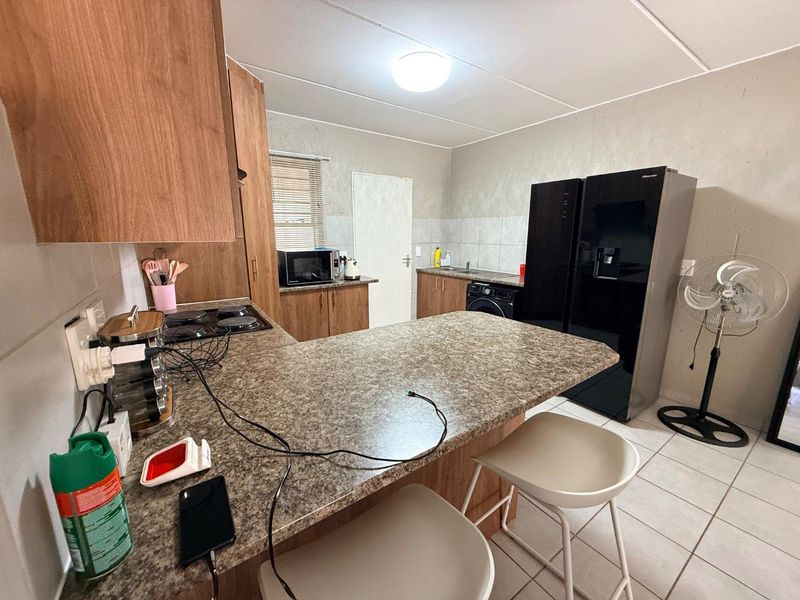 Modern 2-Bedroom Beauty in a Quiet, Tucked-Away Complex - Photo 3