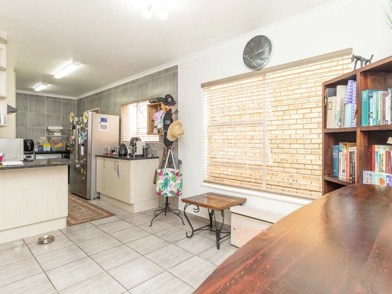 Spacious 3-Bedroom Home in Prime Honeydew Manor Location - Photo 6