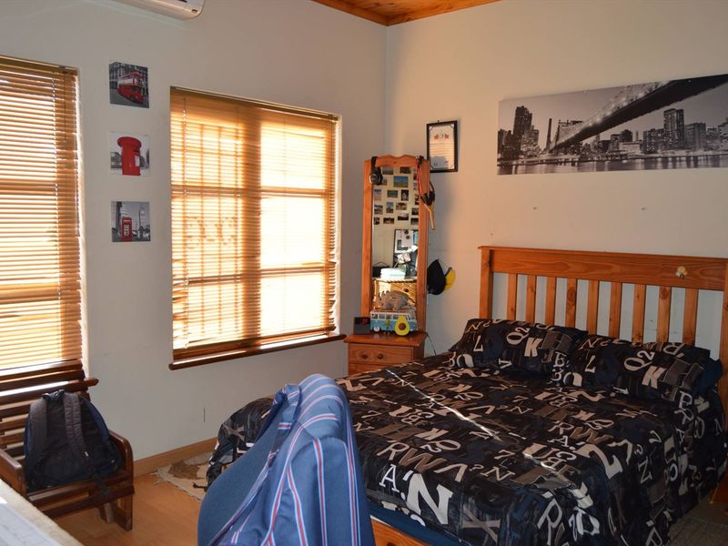 Well located family home close to Town, Hospital and School perfect for the extended family or for home office - Photo 8