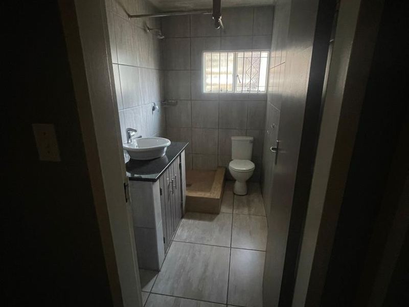 BACHELOR FLAT AVAILABLE IMMEDIATELY - Photo 6