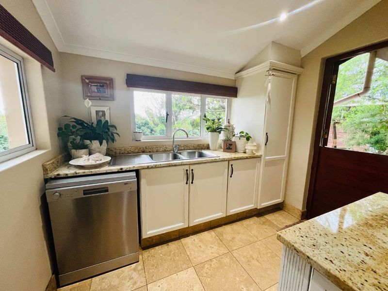 Hendra - Spacious 3-Bedroom Home with Pool, Garden & Home Office - Photo 6