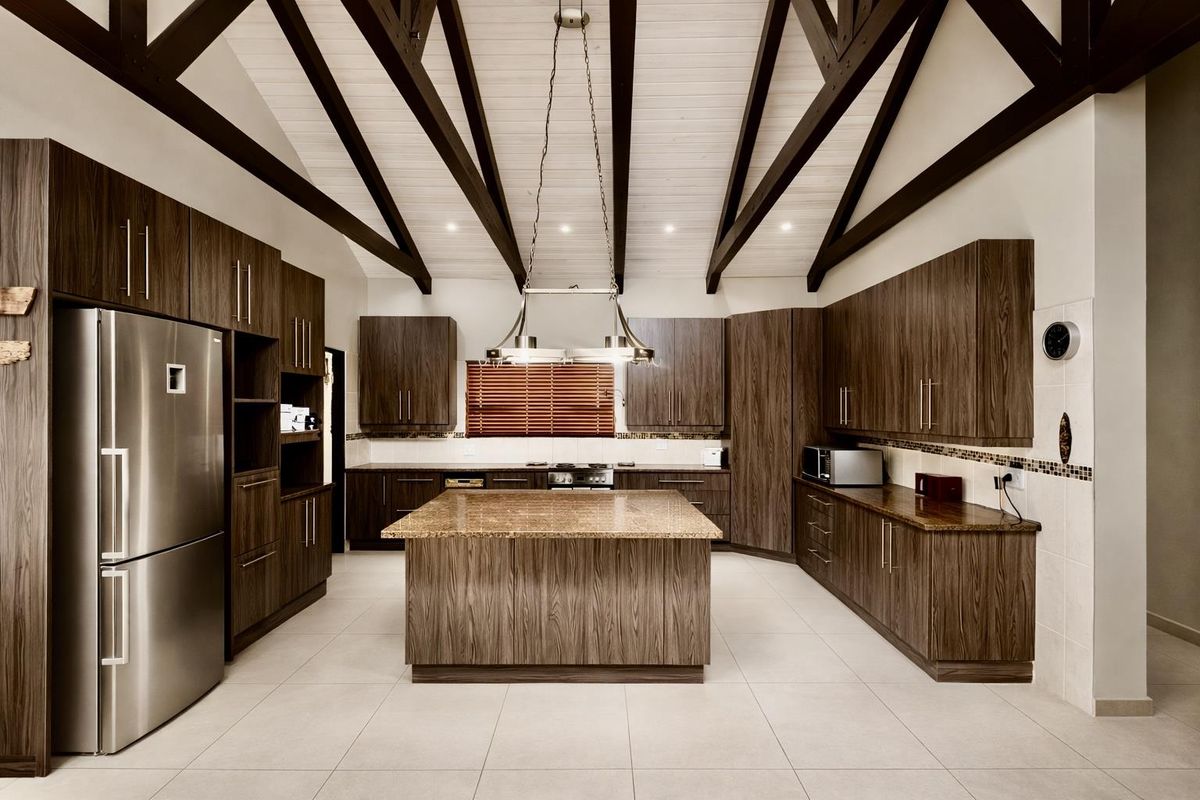 Open-Plan Bliss with Indoor BBQ & Lush Garden! - Photo 2