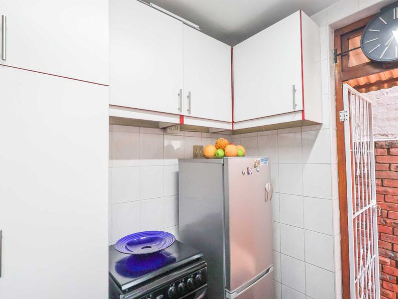 PRICED TO SELL – Pet-Friendly 3 Bedroom Duplex with Flat Garden! - Photo 9