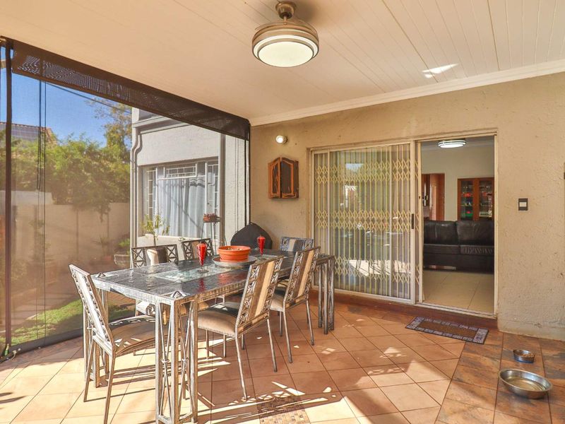 BEAUTIFUL 3 BEDROOM 2 BATHROOM DUET WITH OUTDOOR ENCLOSED ENTERTAINMENT - Photo 5