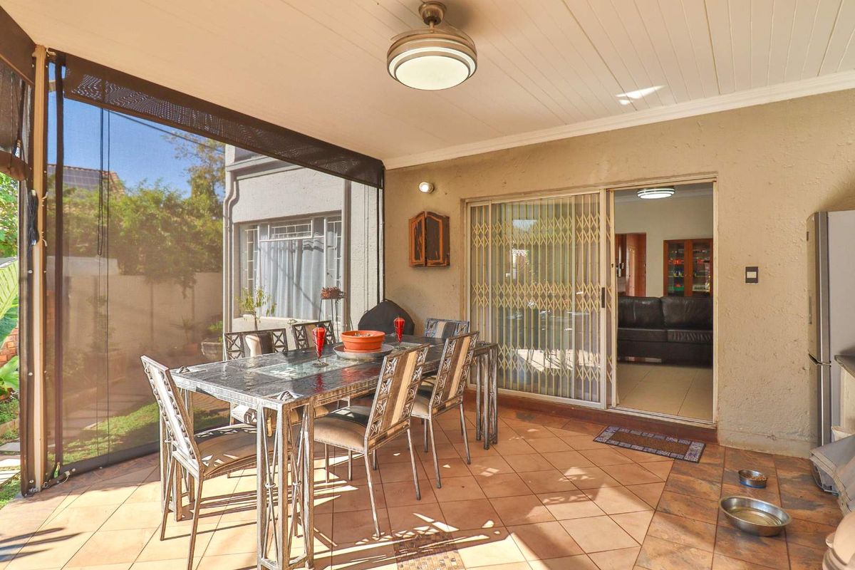 BEAUTIFUL 3 BEDROOM 2 BATHROOM DUET WITH OUTDOOR ENCLOSED ENTERTAINMENT - Photo 5