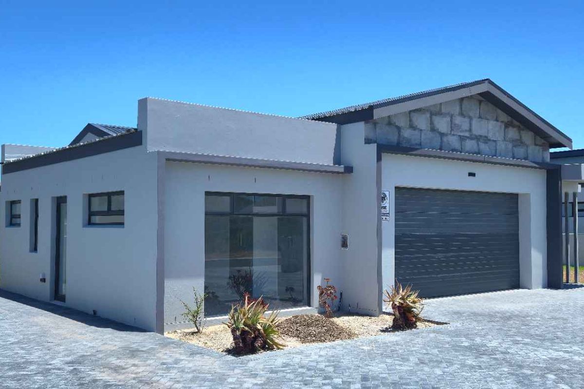 Brand New 5-Bedroom Coastal Home Just 150m from the Beach – No Transfer Duty! - Photo 2