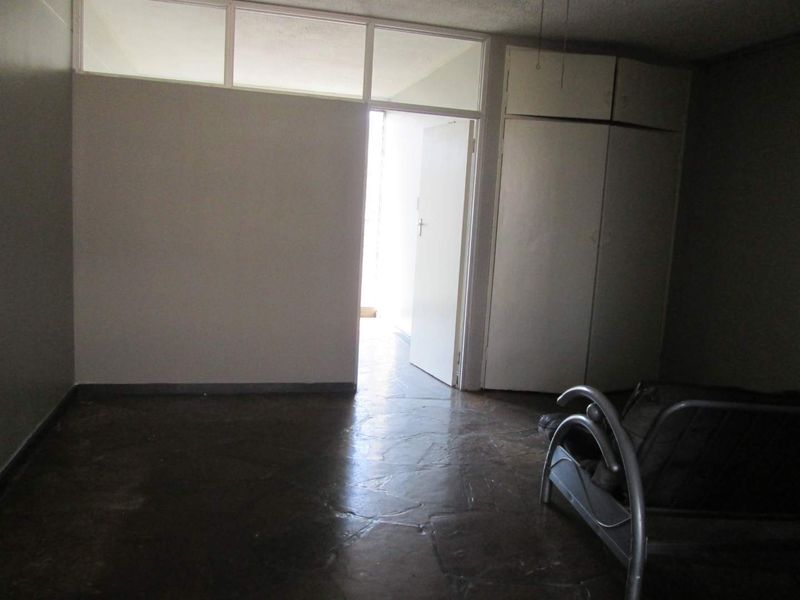 BEAUTIFUL ,NEAT AND CLEAN [1] ONE BEDROOM FLAT FOR SALE IN ARCADIA ' PRETORIA ' - Photo 10