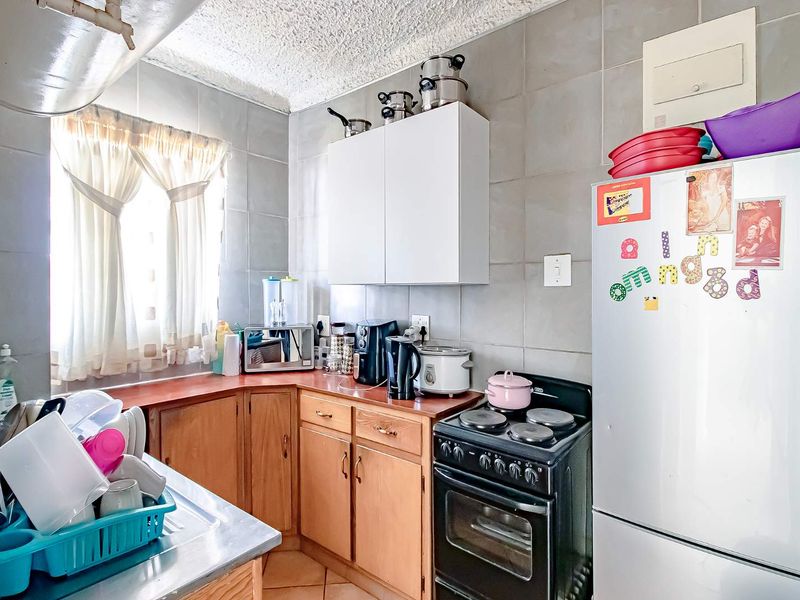 Second Floor Apartment in a Great location. - Photo 7