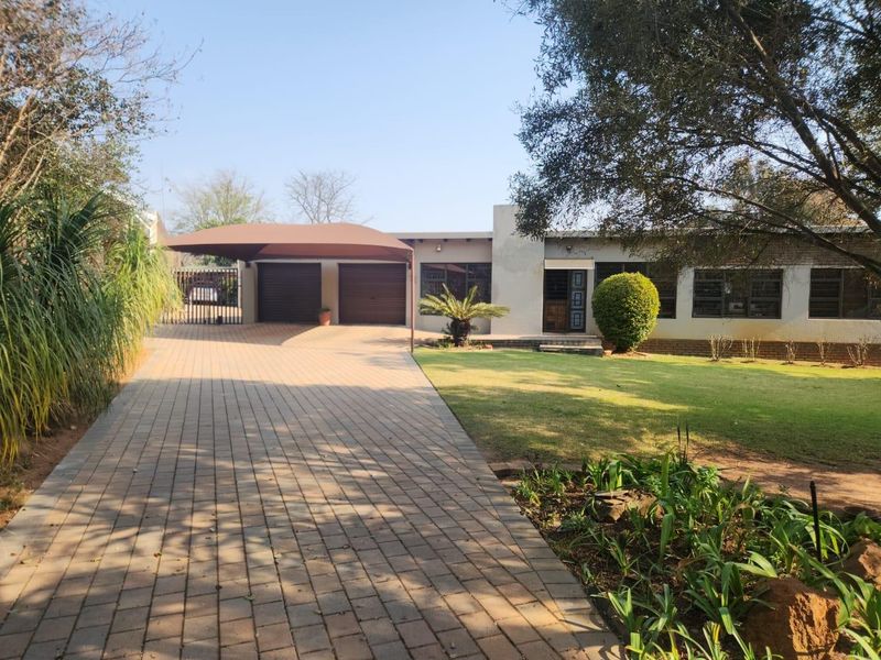 Exceptional Family Home in Enclosed Area with a two Bedroom Flat - Photo 1