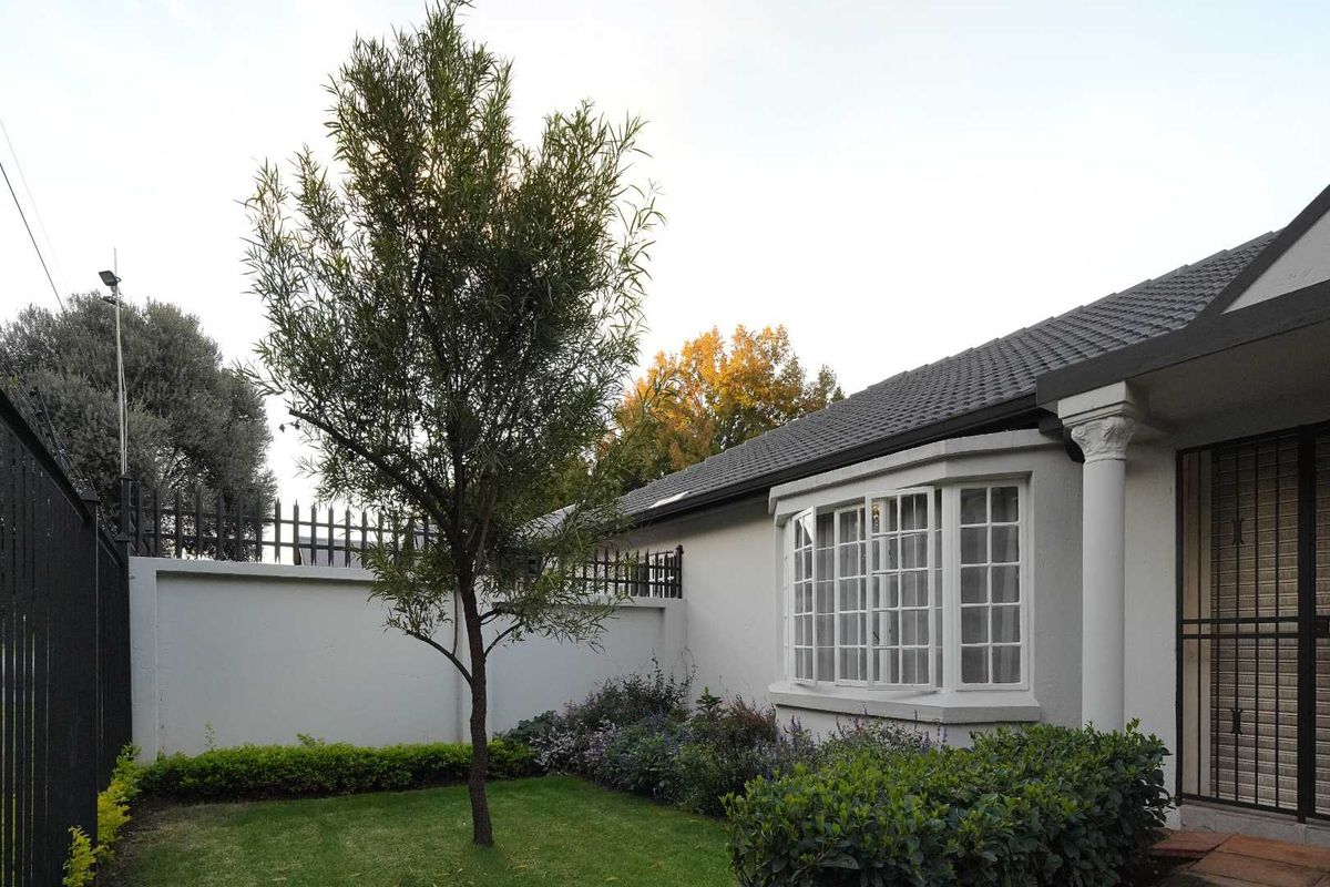 A beautiful family home in lovely Clubview over looking the gorgeous golf course. - Photo 4