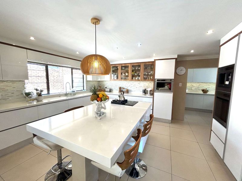 HENDRA IMMACULATE SPACIOUS 4 BEDROOM HOME WITH STUNNING SEA VIEWS - Photo 10