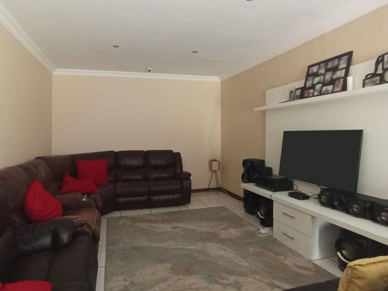 ROOIHUISKRAAL - SPACIOUS 5 BEDROOM DOUBLE STOREY FAMILY HOME - Photo 6