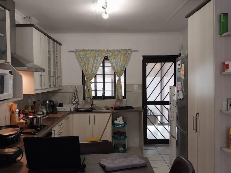 Well-Maintained 3-Bed Unit Close to Amenities & Garage Motors - Photo 10