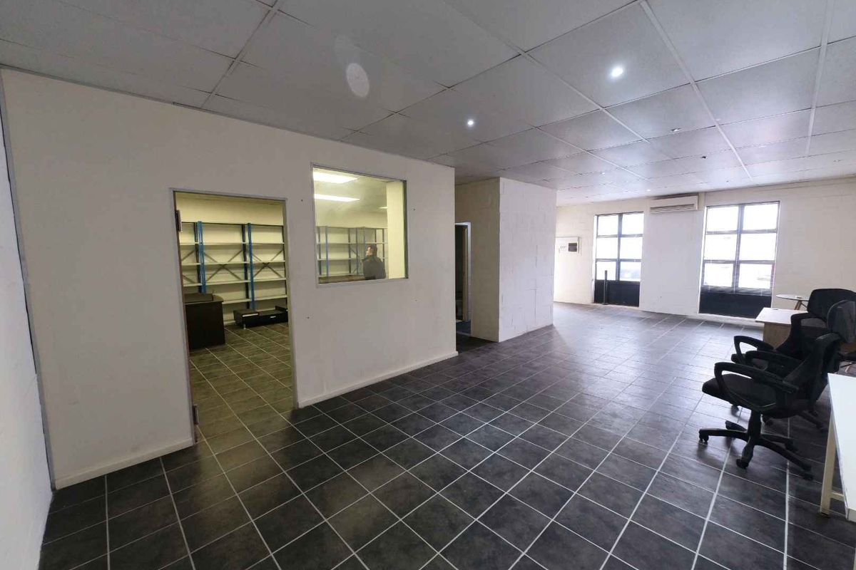 Warehouse/office To Let - Photo 2