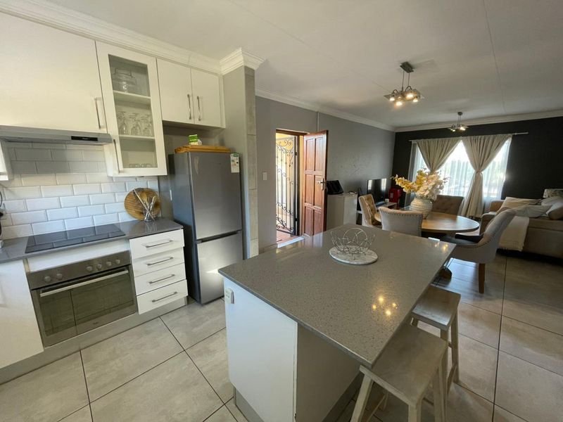 BEAUTIFUL FIRST FLOOR APARTMENT FOR SALE IN ROOIHUISKRAAL NORTH!!! - Photo 9