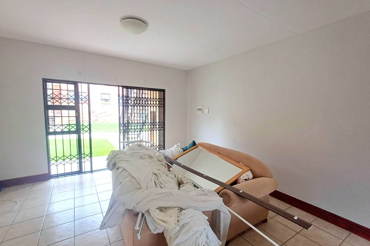 Modern ground floor apartment in a low maintenance complex - Photo 3