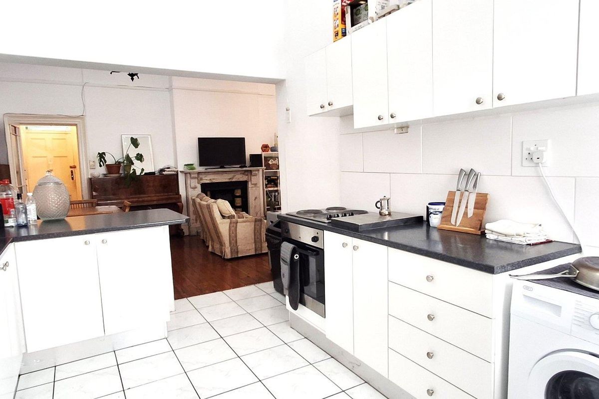 Exceptional 2 X 4-Bedroom Victorian Investment Portfolio – Fully Let, High-Yielding, Prime UCT Location - Photo 4