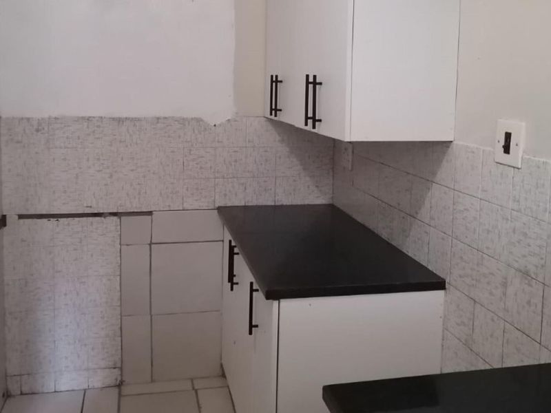 Your Ideal Home: 2.5 Beds, Secure Parking, and More! - Photo 5