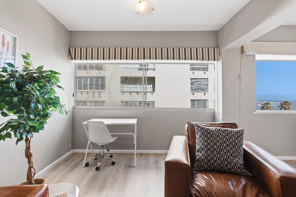 Stunning 1-Bedroom Ocean View Apartment in Mouille Point - Photo 3