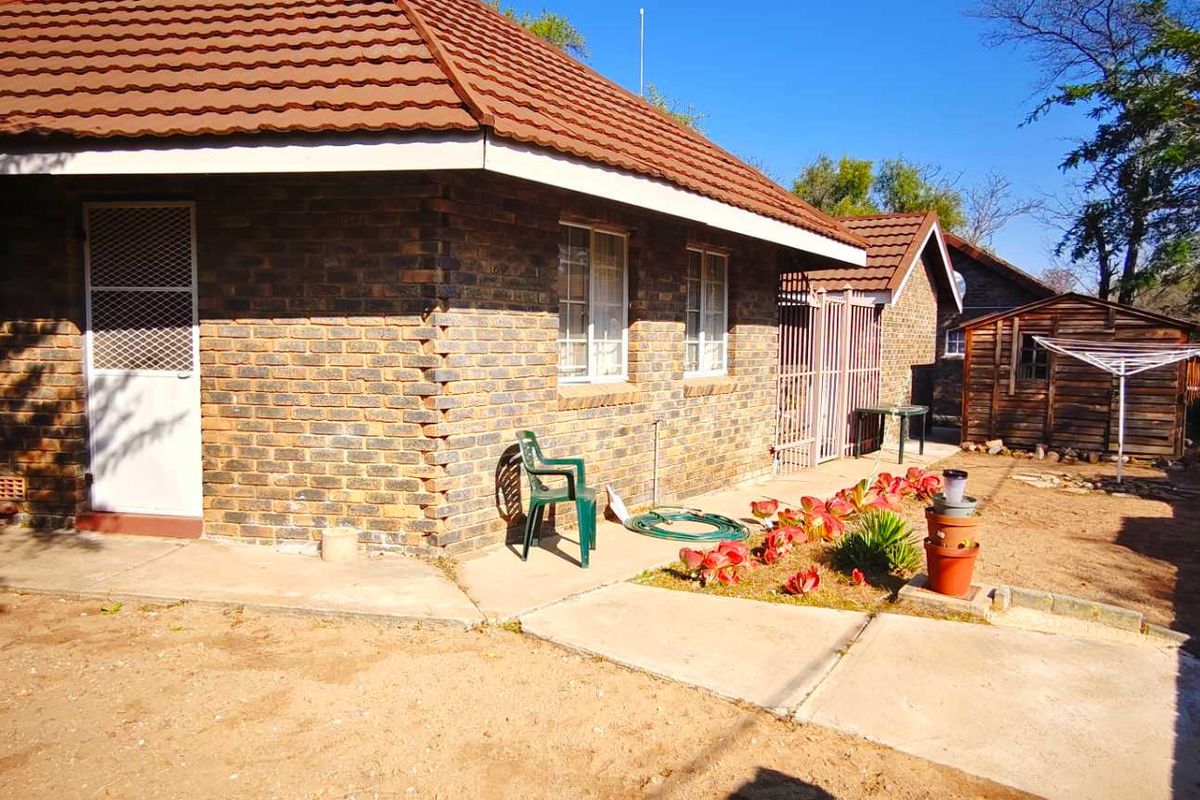 Spacious Three-Bedroom Gem - Photo 3