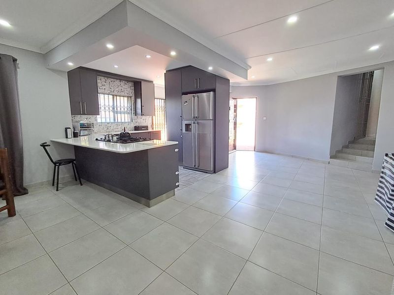 Stunning 3 Bedroom House for Sale in Bassonia - Photo 10