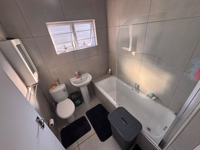 2 Bedroom Townhouse for Rent in Kloof - Photo 5