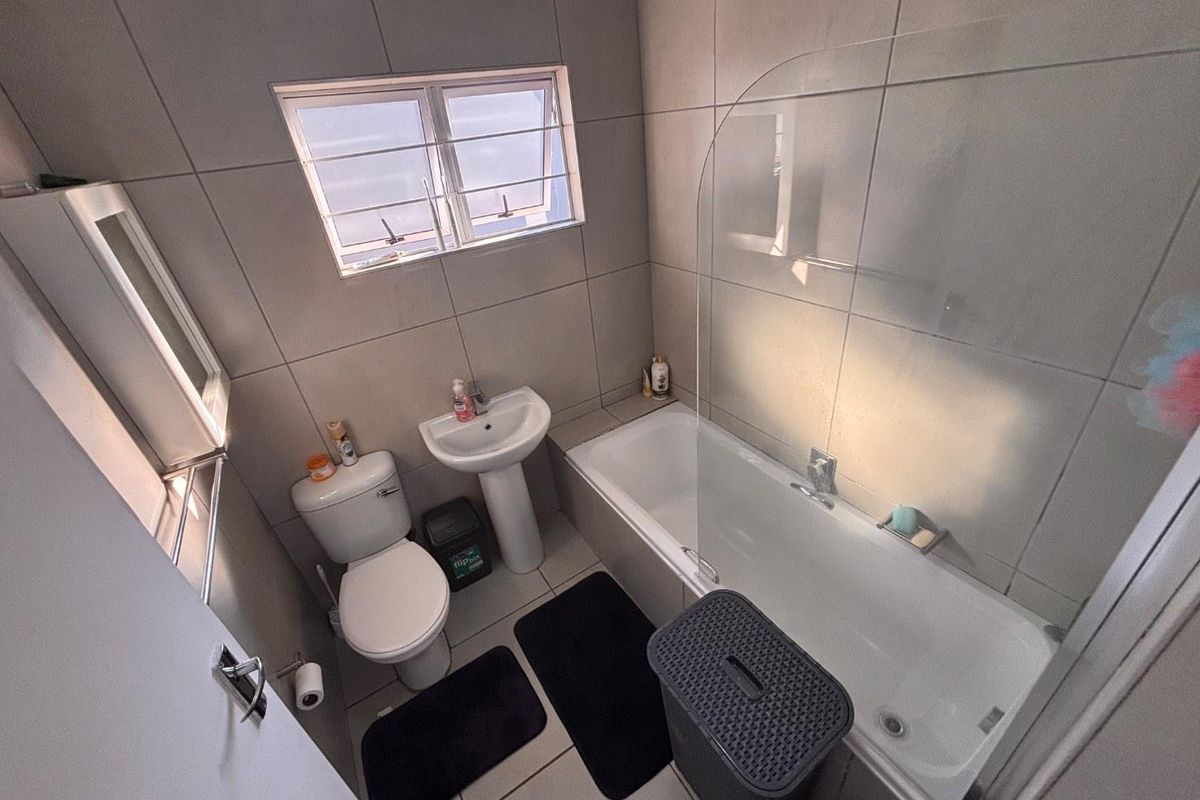 2 Bedroom Townhouse for Rent in Kloof - Photo 5