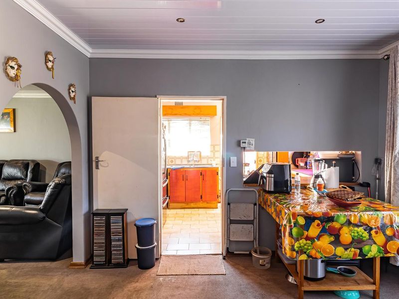 Charming Family Home with Flatlet and Workshop on Expansive Stand - Photo 7