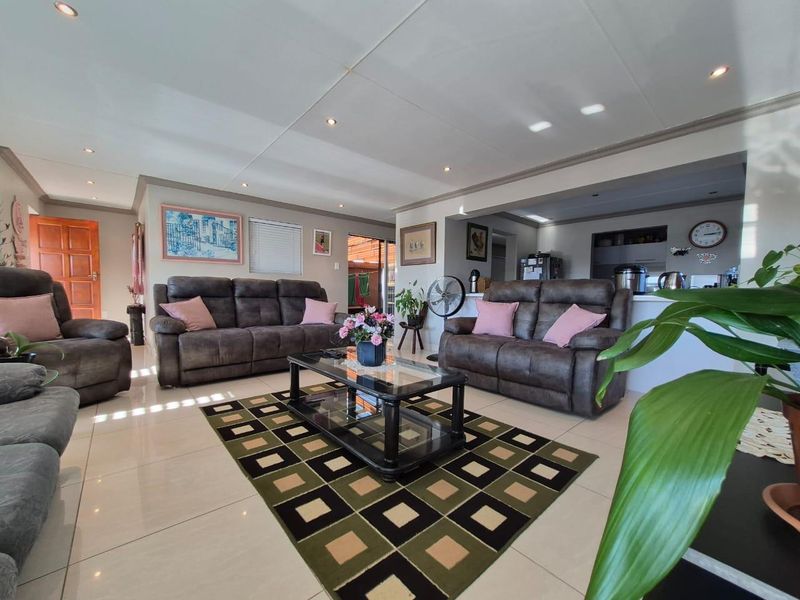Lovely 3 bedroom home for sale in Reebok, Groot Brak River - Photo 1
