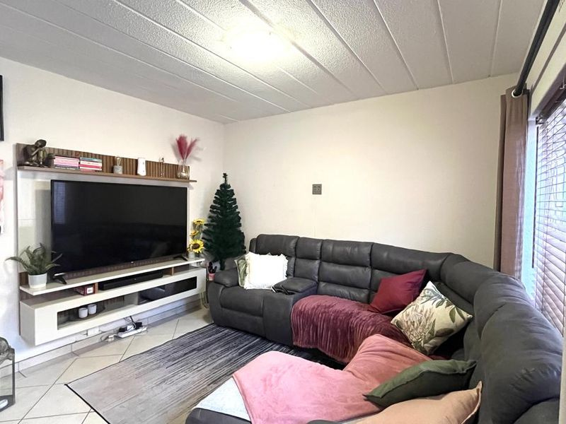 Double Storey Delight! Modern Townhouse + Pet-Friendly!! - Photo 7