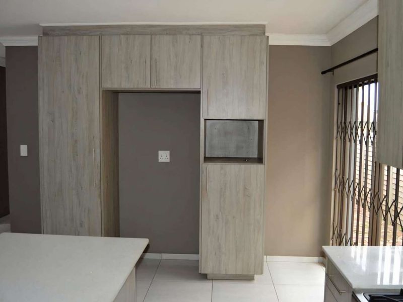 MODERN CLUSTER IN BRACKENHURST - Photo 9