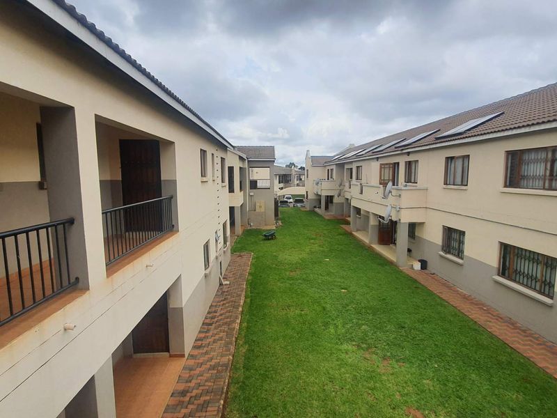 **Charming 3-Bedroom Apartment in Prestigious Golf Estate, North Pretoria** - Photo 4