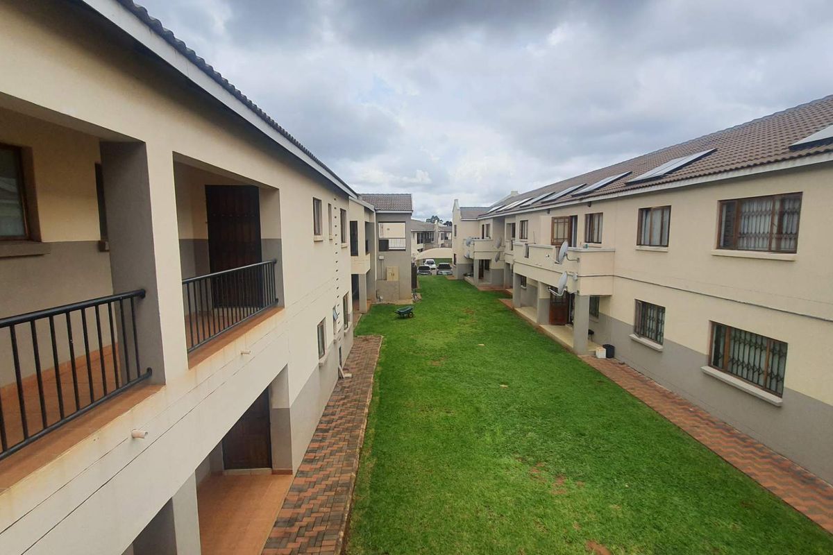 **Charming 3-Bedroom Apartment in Prestigious Golf Estate, North Pretoria** - Photo 4