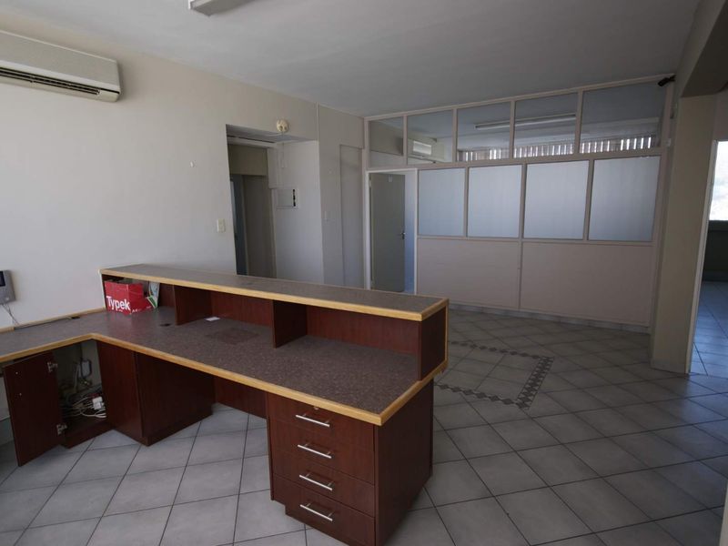 Spacious Office Accommodation - Photo 4
