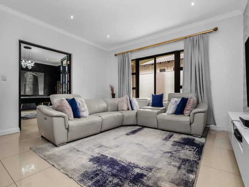 Immaculate 4 Bedroom House for Sale in Fernbrook Estate - Photo 10