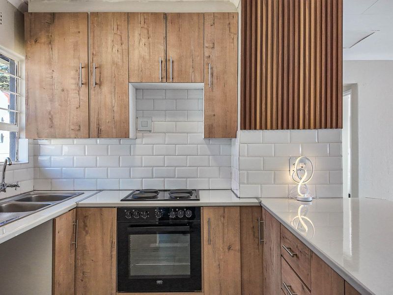 Newly Renovated 2-Bedroom Apartment with Modern Finishes - Photo 6