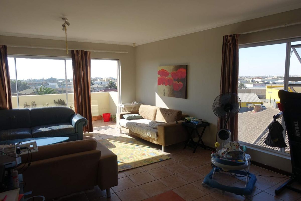 APARTMENT ON TOP FLOOR WITH BALCONY - Photo 2