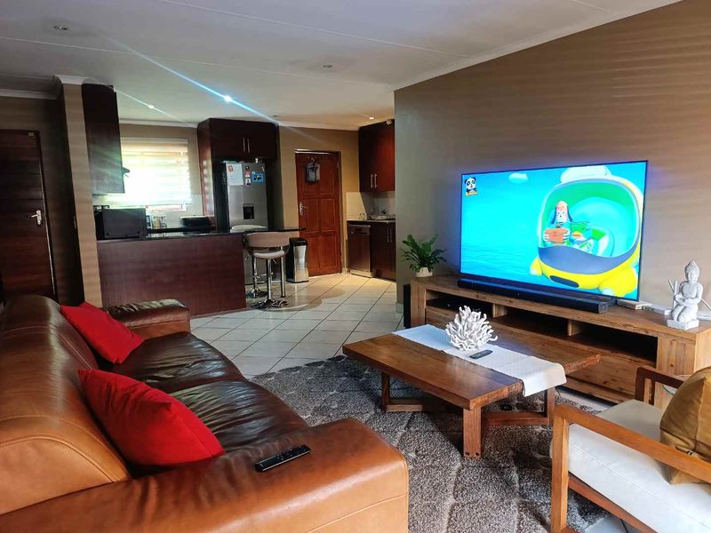 Secure Haven: Charming 3-Bedroom Family Home with Garden - Photo 3