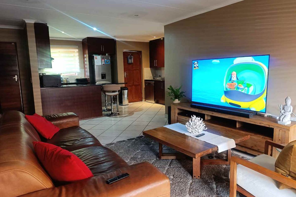 Secure Haven: Charming 3-Bedroom Family Home with Garden - Photo 3