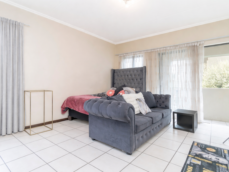 ☀️ Natural Light & Smart Layout - Photo 3