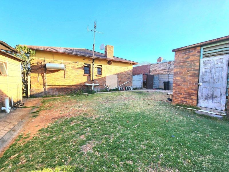 Spacious Home with Cottage and Excellent Investment Potential - Photo 5