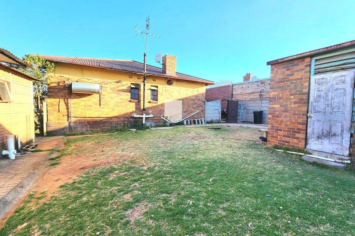 Spacious Home with Cottage and Excellent Investment Potential - Photo 5